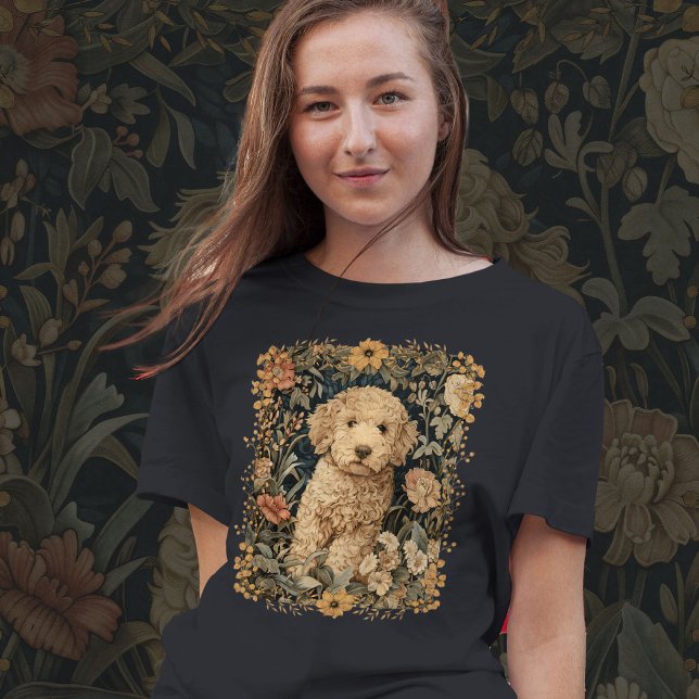 Camiseta Goldendoodle Puppy en un antiguo jardín de moda (Subido por el creador)