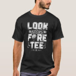 Camiseta Golf 40Th Birthday Pun Vintage Look Who S Fore Tee<br><div class="desc">Este divertido diseño de golf lee look who's front tee y es una gran idea de regalo para jugadores de golf. Ideal para todos los que les gusta usar clubs de golf para que la pelota entre en los hoyos. El diseño fue creado con amor y dedicación para mostrarle al...</div>