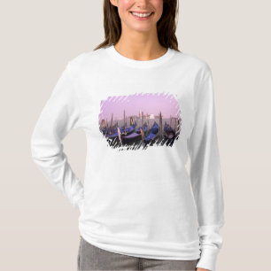 Camiseta Góndolas listas para turistas en Venecia Italia