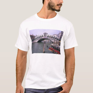 Camiseta Góndolas y turistas cerca del Puente de Rialto