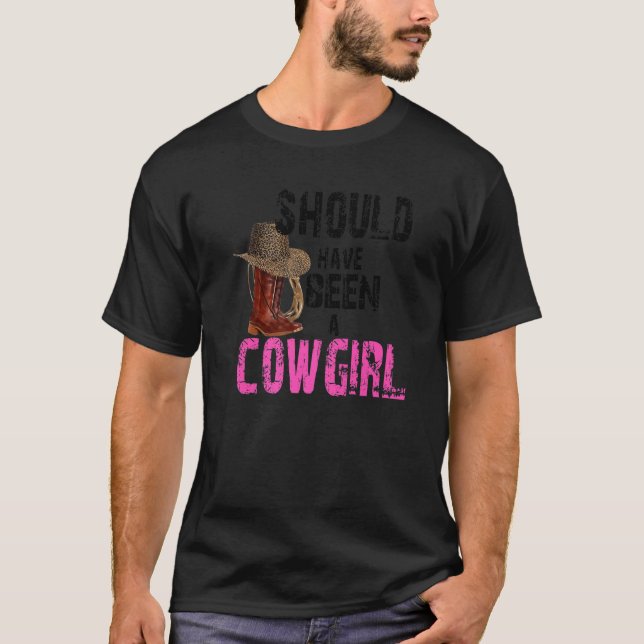 Camiseta Gorra de Cowgirl Boots debería haber sido una niña (Anverso)