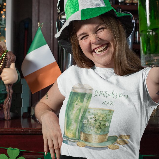 Camiseta Gorra de Leprechaun con cerveza verde en el Día de (Cheers and customize this St Patrick's Day T Shirt on any style for men and women. )