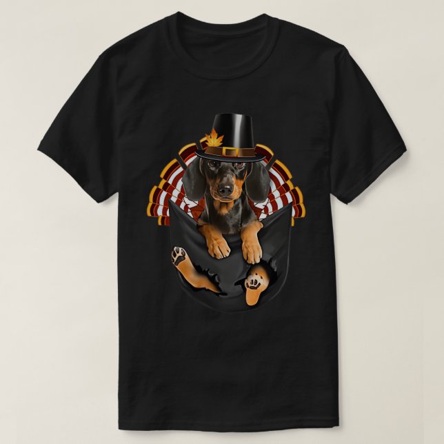 Camiseta Gorra De Peregrinos Dachshund En Pocket Happy Than (Diseño del anverso)