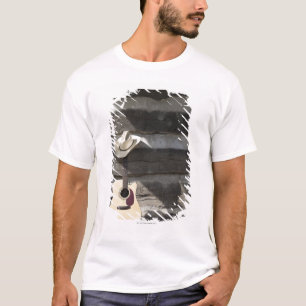 Camiseta Gorra de vaquero en la guitarra que se inclina en