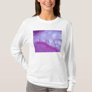 Camiseta Gotas de rocío en abstracto de pétalo de flor. Cré