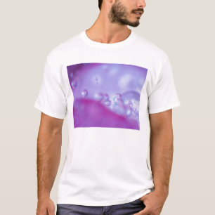 Camiseta Gotas de rocío en pétalo de flor abstracto. Crédit