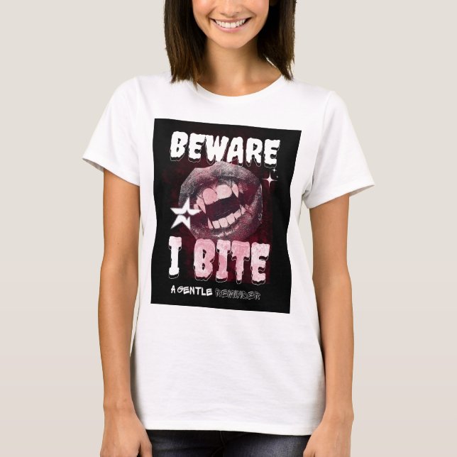 Camiseta Goth Vampire T-Shirt BEWARE I BITE | Spooky Fangs  (Anverso)