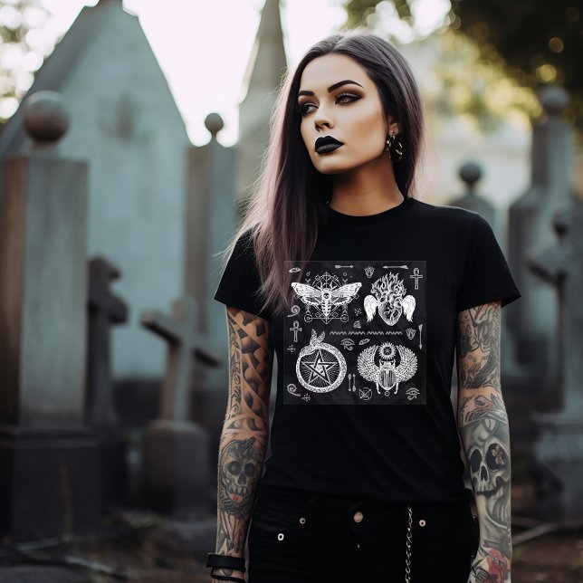 Camiseta Gothic and Witchy Symbols (Subido por el creador)