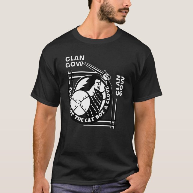 Camiseta Gow Clan Gaelic Motto Swordsman (Anverso)