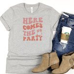 Camiseta Graciosa Bachelorette Party T Shirt<br><div class="desc">Cálida y divertida Bachelorette Gray T Shirt para los amigos de la novia. Texto simple que dice Aquí viene el fiesta con letras rosas y un anillo rosado.</div>