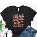 Camiseta Graciosa Bachelorette Party T Shirt<br><div class="desc">Cute y divertida Bachelorette T Shirt para los amigos de la novia. Texto simple que dice Aquí viene el fiesta con letras rosas y gafas de vino rosado.</div>