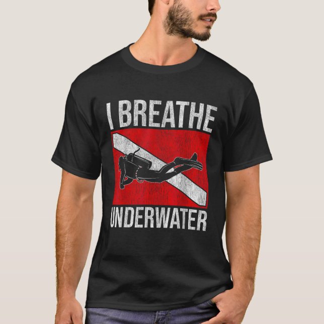 Camiseta Graciosa Bandera De Buceo Scuba Respirando Bajo La (Anverso)