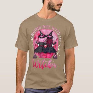 Camiseta Graciosa Bruja Bestie Halloween colgando con mi W