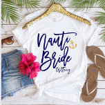 Camiseta Graciosa caligrafía moderna de Nauti Bride Blue<br><div class="desc">El divertido diseño de camisetas personalizados de la tipografía moderna azul oscuro "Nauti Bride" es la elección perfecta para que la futura novia celebre su fiesta de soltera con estilo. Este diseño de moda y llamativo hará que la novia se destaque y se sienta como el capitán del equipo. Para...</div>