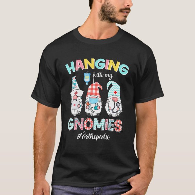 Camiseta Graciosa Colgando Con Mi Equipo Ortho Gnomies Enfe (Anverso)