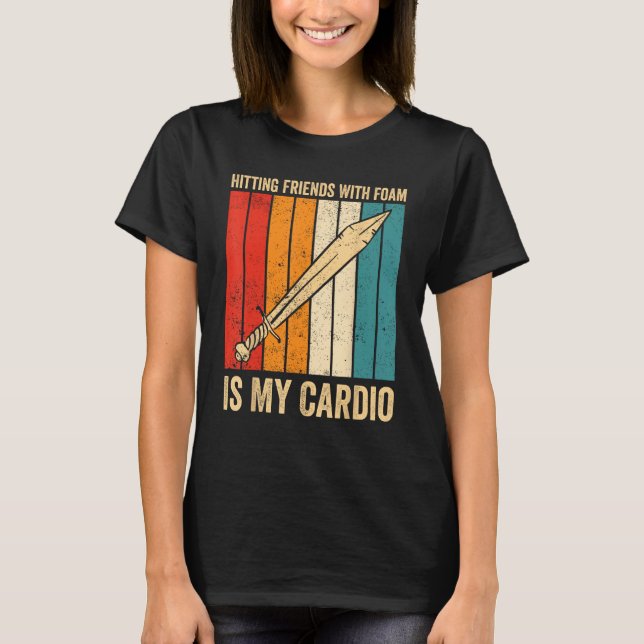 Camiseta Graciosa Espada Larp Golpeando A Amigos Con Espuma (Anverso)