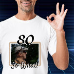Camiseta Graciosa foto 80 cumpleaños Invitado de honor<br><div class="desc">80 Así que qué gracioso presupuesto Foto 80 cumpleaños Invitado de camiseta de honor. Camiseta personalizado de la fiesta de cumpleaños número 60 para alguien que celebra 80 años. Viene con una cita graciosa y motivacional 80 So What! y es perfecta para una persona con sentido del humor. Inserta la...</div>