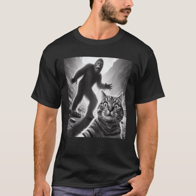 Camiseta Graciosa Selfie De Gato Asustado Con Sasquatch B (Anverso)
