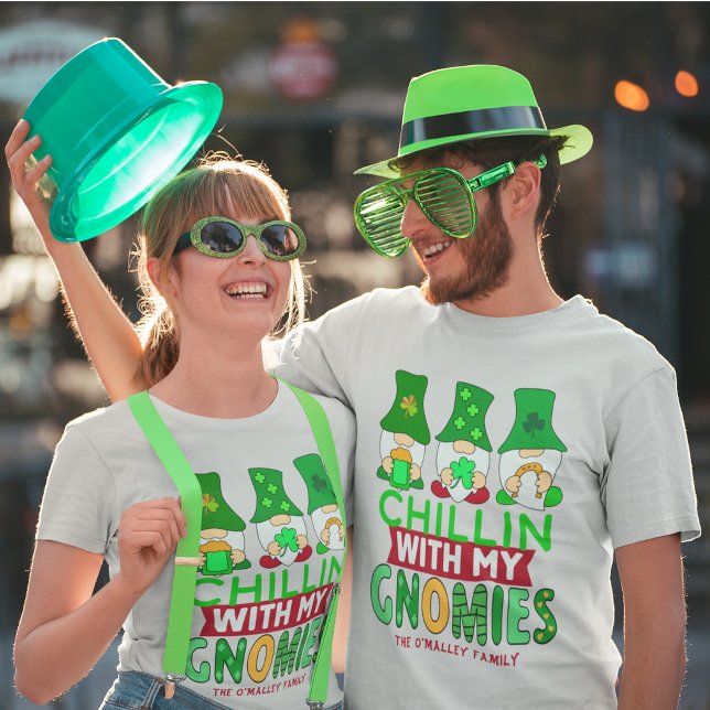 Camiseta Gracioso Chillin con Gnomies St Patricks Day Unise (Funny Chillin with Gnomies St Patricks Day Unisex T-Shirt)