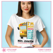 Gracioso conductor de autobús escolar enojado