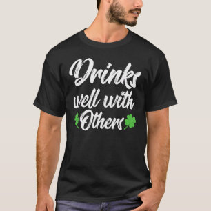 Camiseta Gracioso Día De La Bebida De St Patricks Bien Con