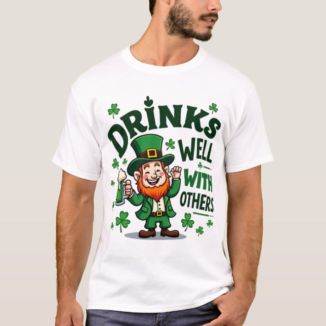 Camiseta Gracioso Día de San Patricio Bebiendo Leprechaun (Anverso)