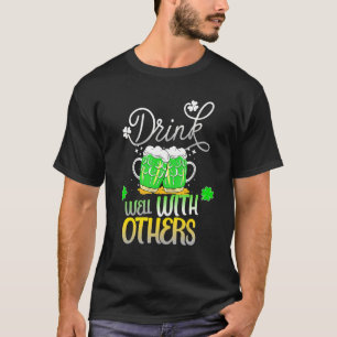 Camiseta Gracioso Día De St Patricks Bebe Bien Con Otros