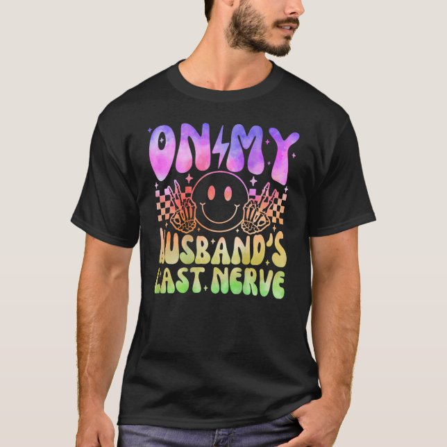 Camiseta Gracioso en el último nervio de mi marido Groovy (Anverso)