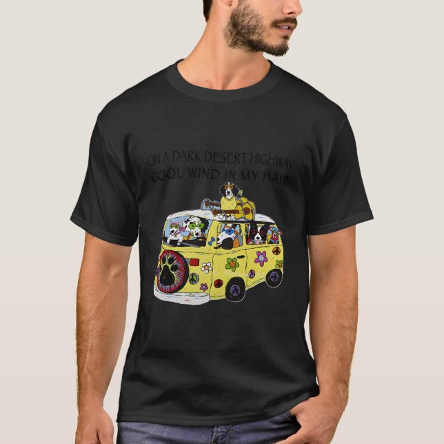 Camiseta Gracioso En Una Oscura Carretera Del Desierto Perr (Anverso)