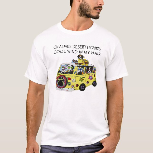 Camiseta Gracioso En Una Oscura Carretera Del Desierto Perr (Anverso)