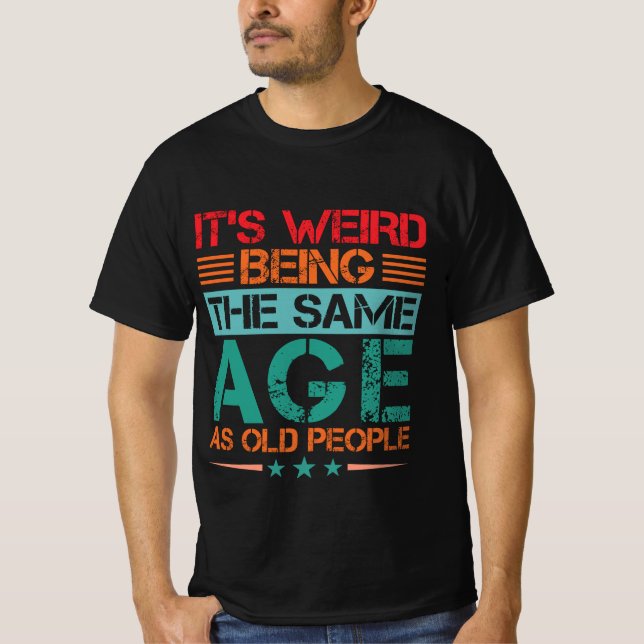 Camiseta gracioso es extraño ser de la misma edad sarcástic (Anverso)