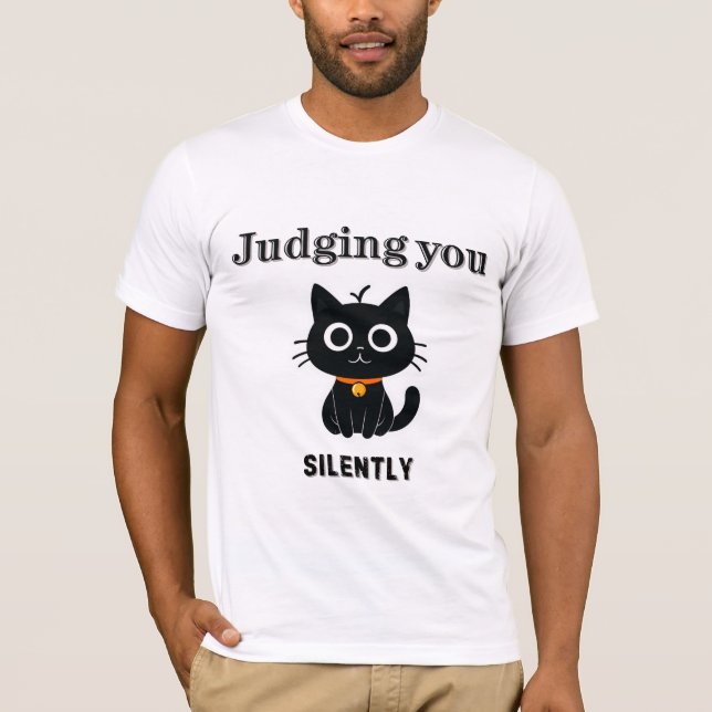 Camiseta Gracioso gato negro que "te juzga silenciosamente" (Anverso)