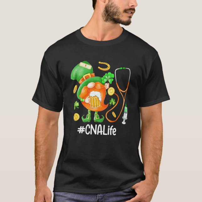 Camiseta Gracioso Gnome Stethoscope Cna Life Beer St Patric (Anverso)