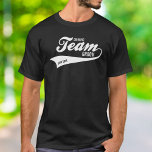 Camiseta Gracioso logo de Bachelor Team Groom Deportes para<br><div class="desc">Camiseta divertida para el equipo de bebidas del Groom. Un diseño genial con deportes retro como el logo "Team" con una cola de ciénaga. Personalice agregando texto personalizado: fecha, ubicación, etc o elimine cualquier texto. Perfecto para una fiesta de solteros o novios. Consulte nuestros productos de coordinación haciendo clic en...</div>