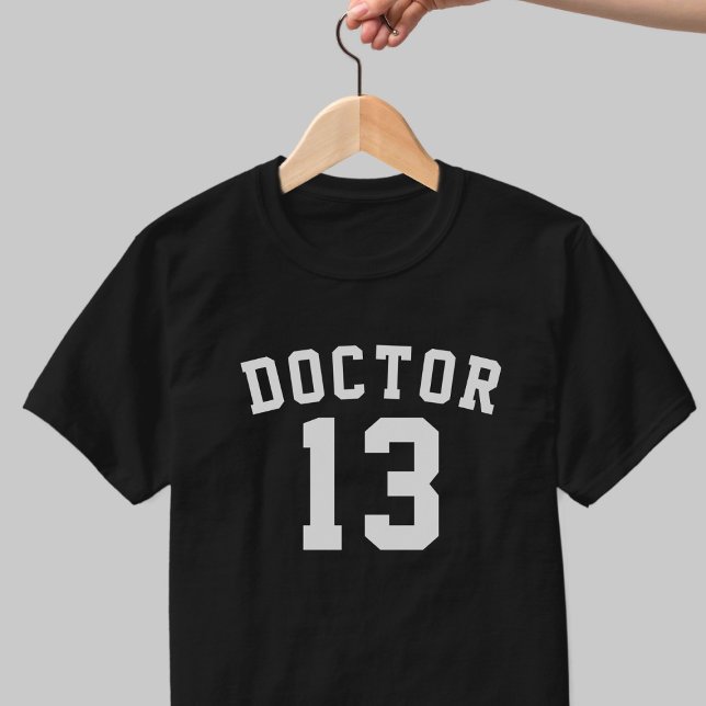 Camiseta Gracioso Médico Lucky Number 13 T-Shirt (Doctor! Who says the number 13 is unlucky. Not me! Easy Halloween costume)