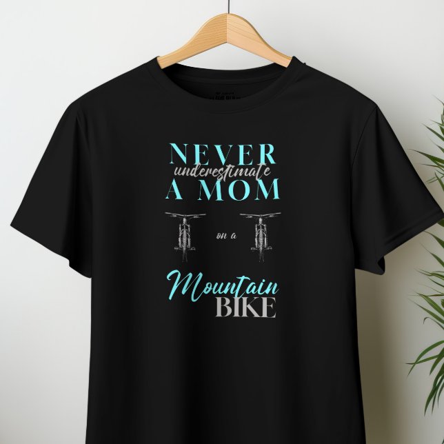 Camiseta Gracioso Nunca subestimes a una mamá en una bicicl (Subido por el creador)