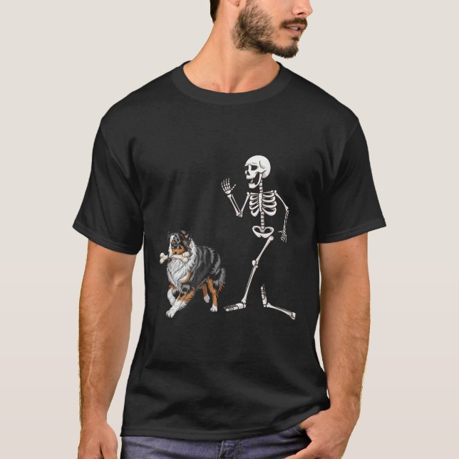 Camiseta Gracioso Pastor Australiano De Halloween Y Skeleto (Anverso)