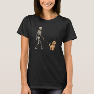 Camiseta Gracioso perro de Labradoodle caminando Halloween