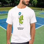 Camiseta Gracioso Personalizado de pelota de rosca<br><div class="desc">La camisa perfecta para un fanático del pickleball. El diseño incluye un pickle jugando a pickleball. Agregar texto personalizado para personalizar o eliminar.</div>