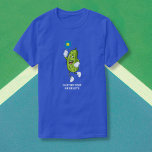 Camiseta Gracioso Personalizado de pelota de rosca<br><div class="desc">La camisa perfecta para un fanático del pickleball. El diseño incluye un pickle jugando a pickleball. Agregar texto personalizado para personalizar o eliminar.</div>