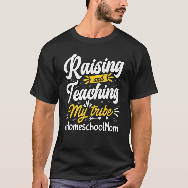 Camiseta Gracioso Profesor Levantando Y Enseñando Mi Hogar  (Anverso)