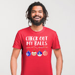 Camiseta Gracioso Revisa Mis Bolas Ornamentos De Navidad<br><div class="desc">Este diseño divertido y festivo es perfecto para las vacaciones. Incluye la frase, "Mira mis bolas", con una cadena de luces Navidades con cuatro adornos colgando de ella. Los adornos incluyen un copo de nieve, Santa Claus, un árbol y un adorno decorativo con un esquema de color azul, blanco, rojo,...</div>