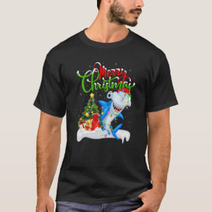 Camiseta Gracioso tiburón amante Navidad iluminando tiburón