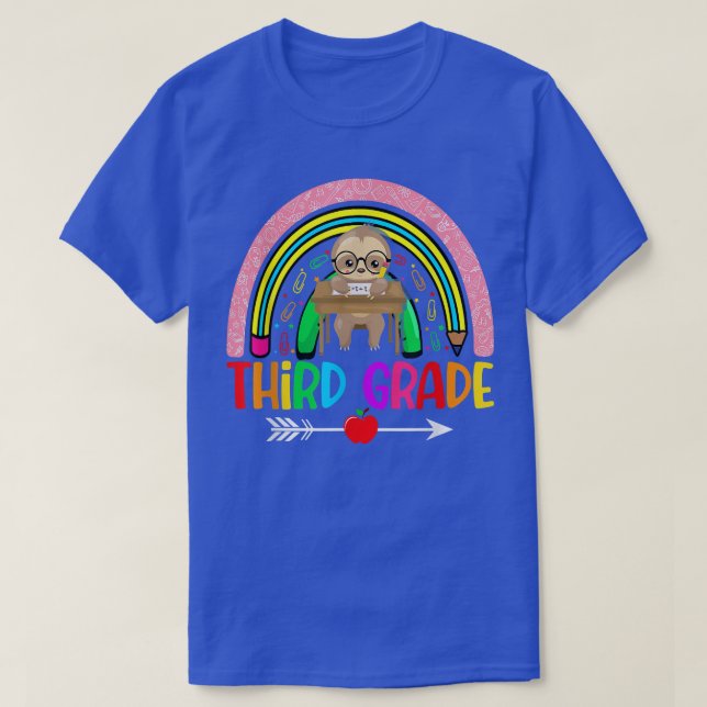 Camiseta Gracioso y gracioso bajo arcoiris de tercer grado  (Diseño del anverso)
