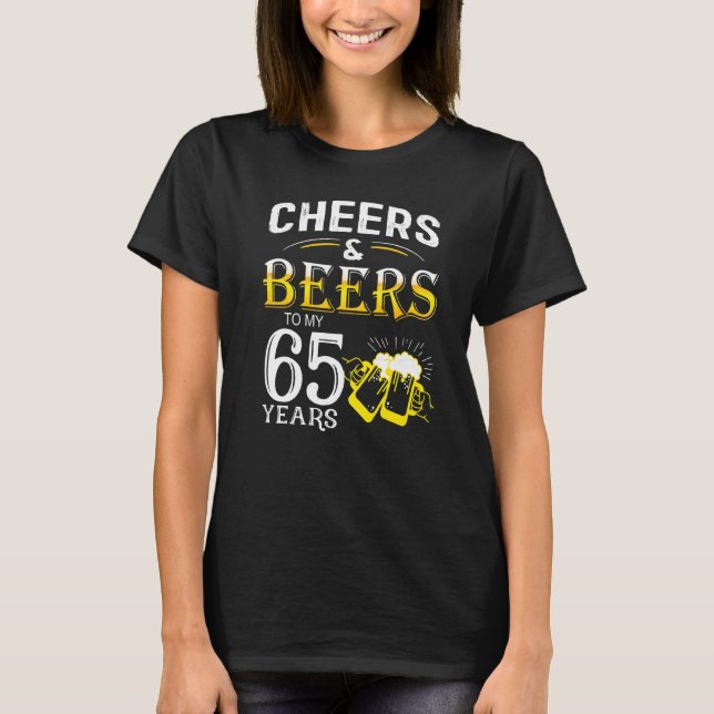 Camiseta Graciosos Saludos Y Cervezas A Mis 65 Años Cumplea (Anverso)