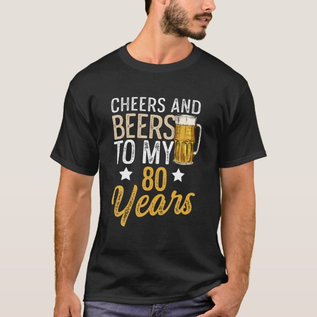 Camiseta Graciosos Saludos Y Cervezas A Mis 80 Años De Ser  (Anverso)