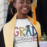 Camiseta Grad 2024 graduación en negrita y colorida<br><div class="desc">Celebra tu graduación con esta moderna y elegante camiseta con un audaz "GRAD XX" en mayúsculas y caligrafía de colores retro.</div>