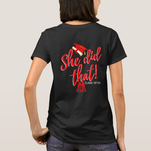 Camiseta Grad & Boujee| Lo Hizo| Graduación de tacones rojo (Reverso)
