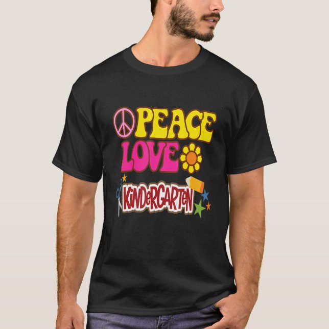 Camiseta Grade Teacher Peace Love Kindergarten Team Kinder  (Anverso)