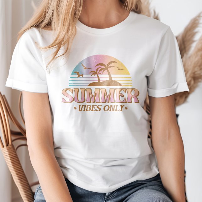 Camiseta Gradiente retro del atardecer "Sólo vibes de veran (Young blond woman wearing a Retro Sunset Gradient "Summer Vibes Only" T-Shirt.)
